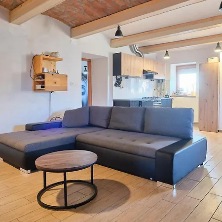 Hisa Na Zlatem Polju Tatil Evi